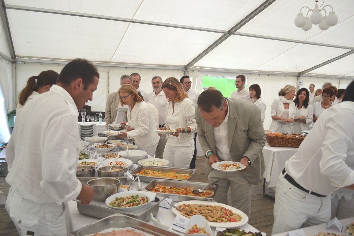 Ganz in weiß am Fischbuffet