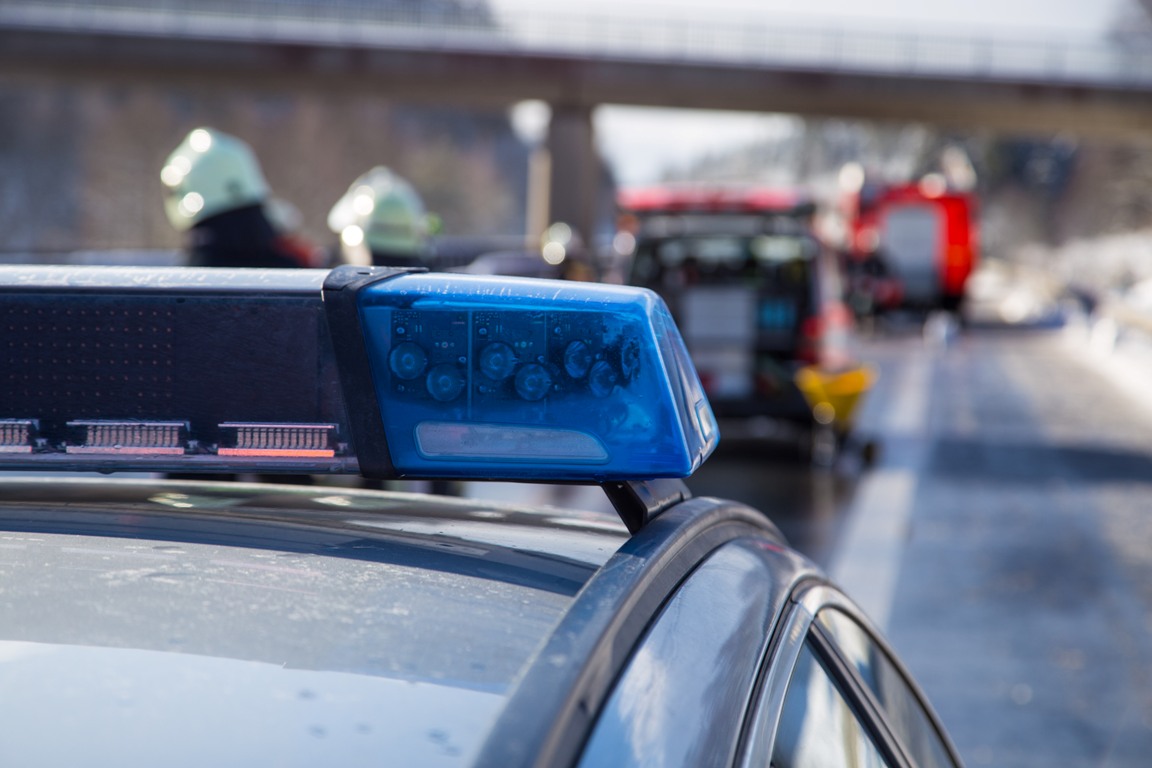 [Update] Schwerer Unfall bei Auffahrt zur A93: Rollerfahrer schwer verletzt