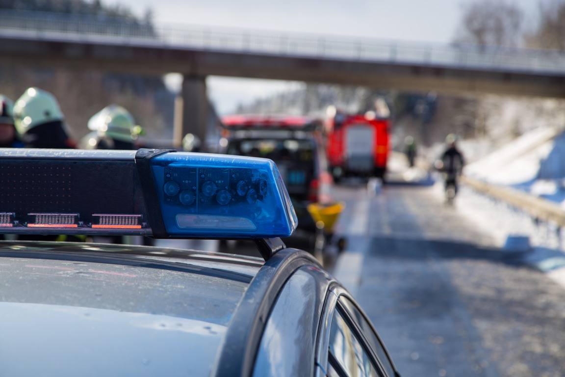Ein Auto, zwei Sattelzüge – Straße nach Unfällen gesperrt