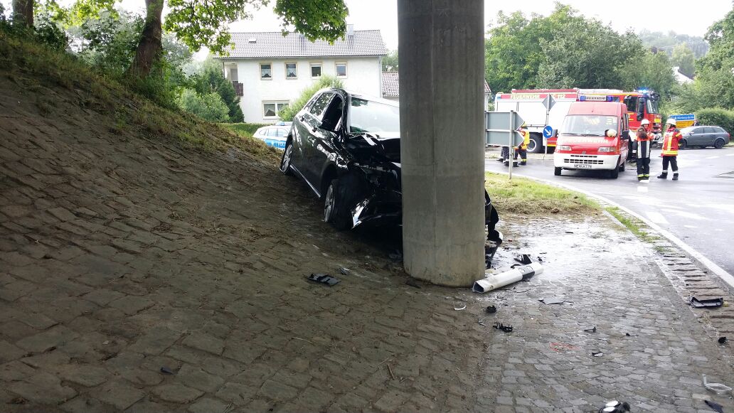Update: Frontal gegen Brücke – Autofahrer stirbt noch am Unfallort