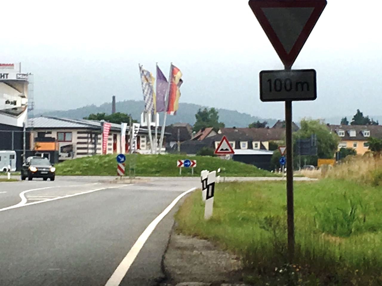 Viel Schaden nach Unfall im Kreisverkehr