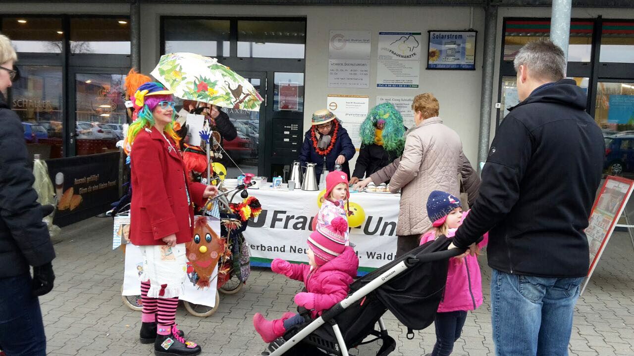 Frauen Union verschenkt Krapfen