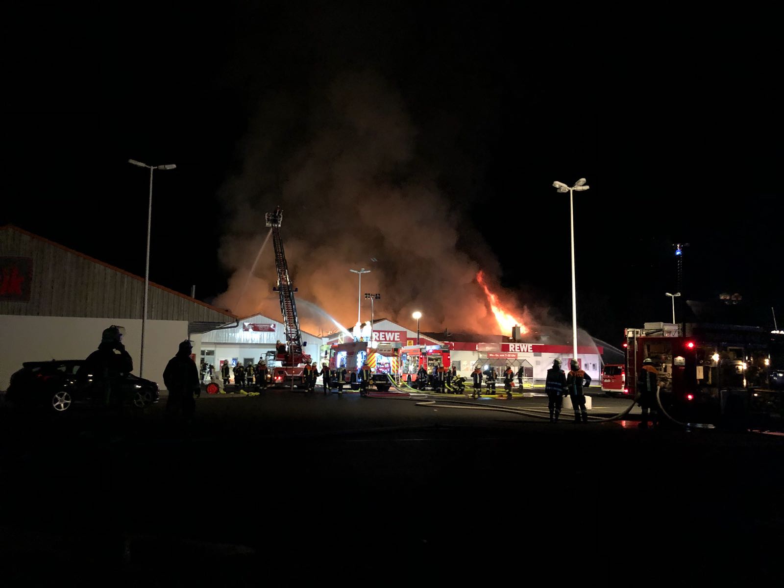 Supermarkt in Wiesau brennt komplett aus: 800.000 Euro Schaden