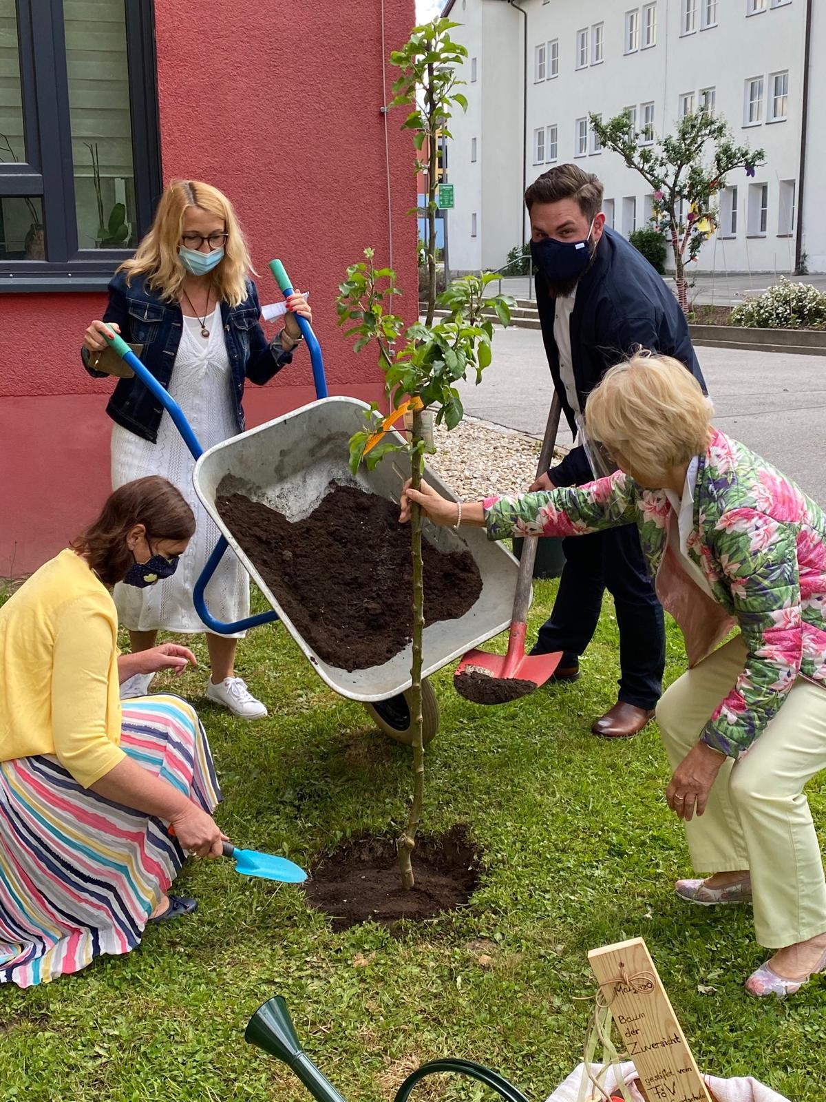 Grundschule pflanzt Apfelbaum als Zeichen der Zuversicht