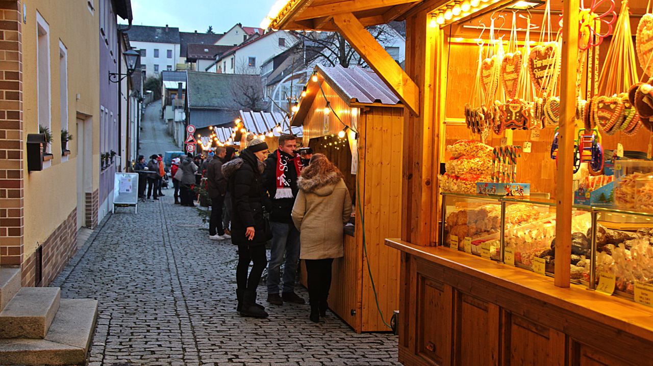 Weihnachtlicher Duft verzaubert Besucher: Erstes Winterdorf in Eschenbach