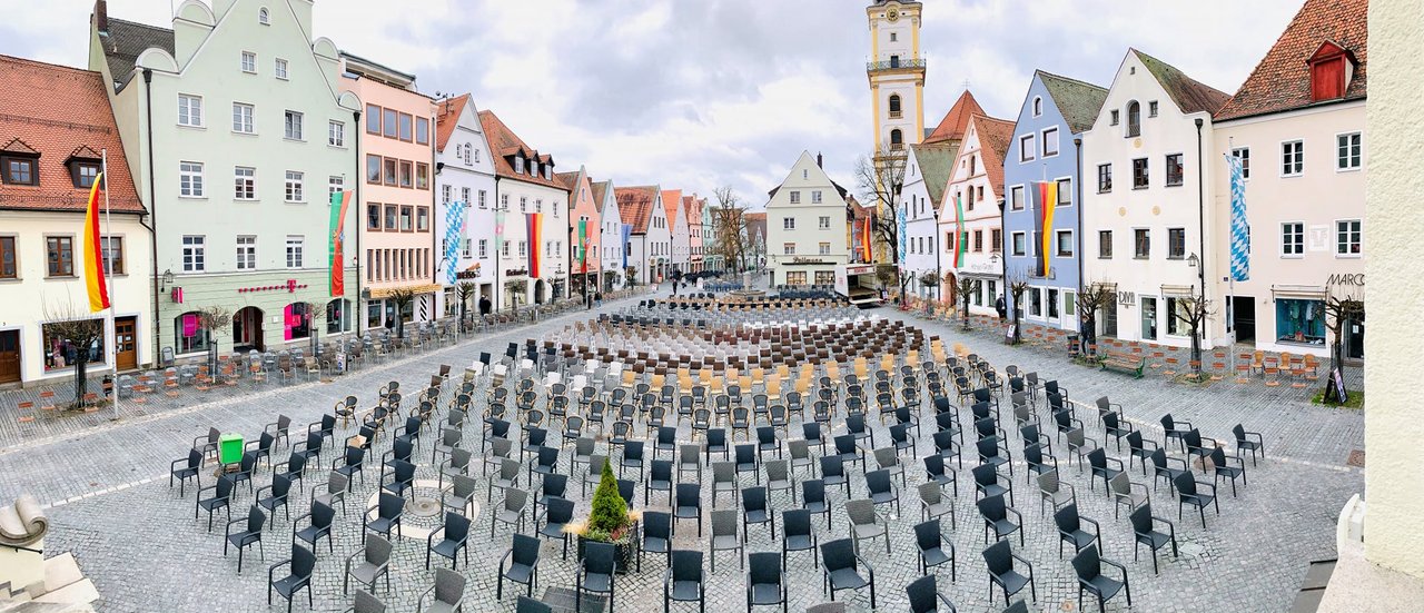 1.300 Stühle in der Altstadt: Stiller Protest der Händler und Gastronomen