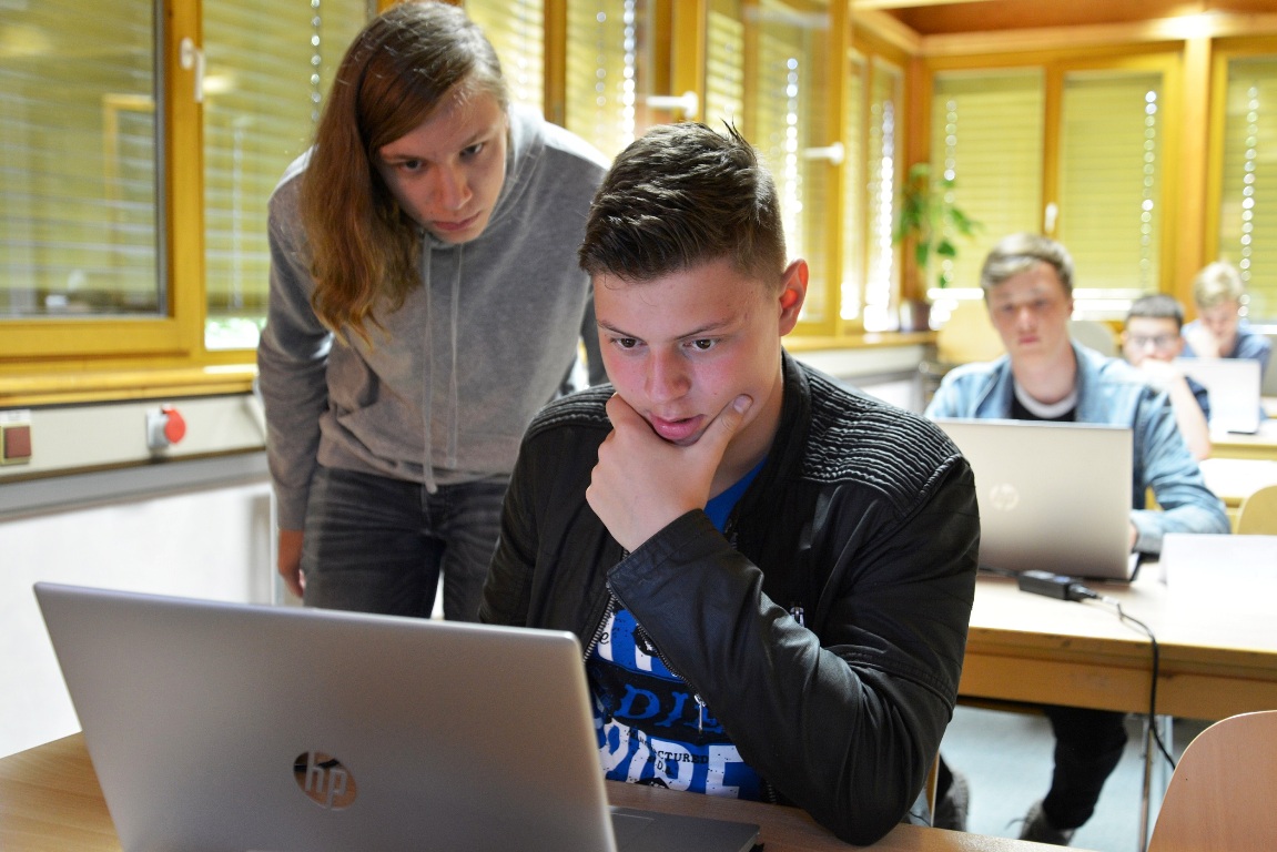 13 Schüler lernen bei WITRON die Programmier-Welt besser kennen