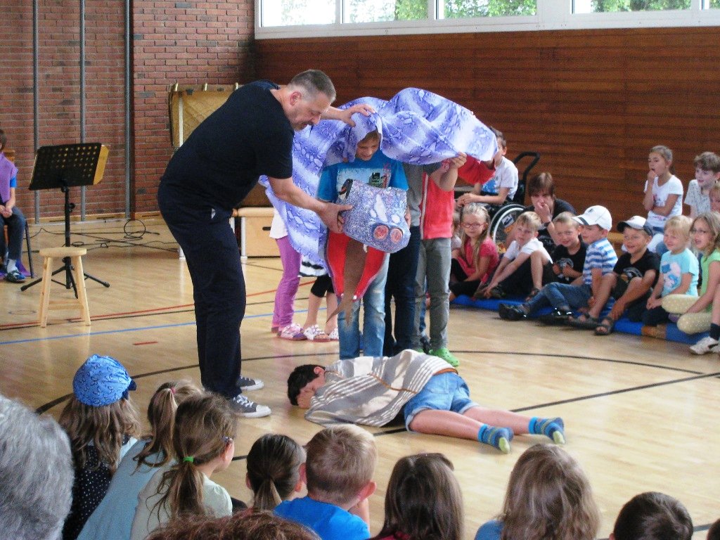 Schulturnalle wird zur Bühne: Grundschüler erkunden spielerisch Mozarts Musik