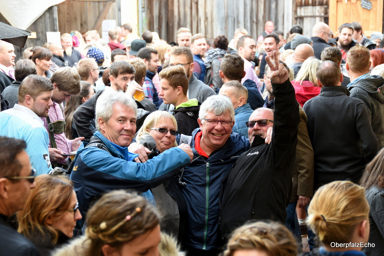 Aus Nah und Fern: Tausende feiern Kommunbrautag