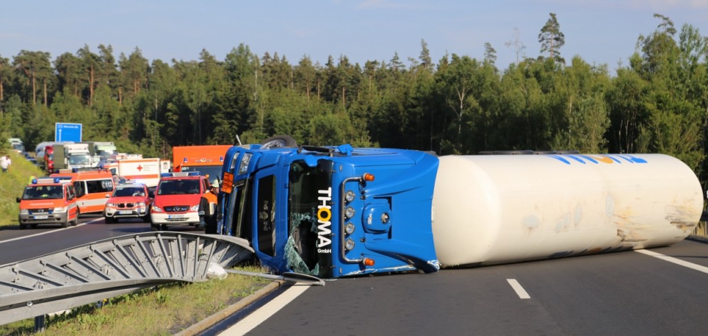 Toter bei schlimmen Unfall mit Gefahrgut – A93 gesperrt [update]