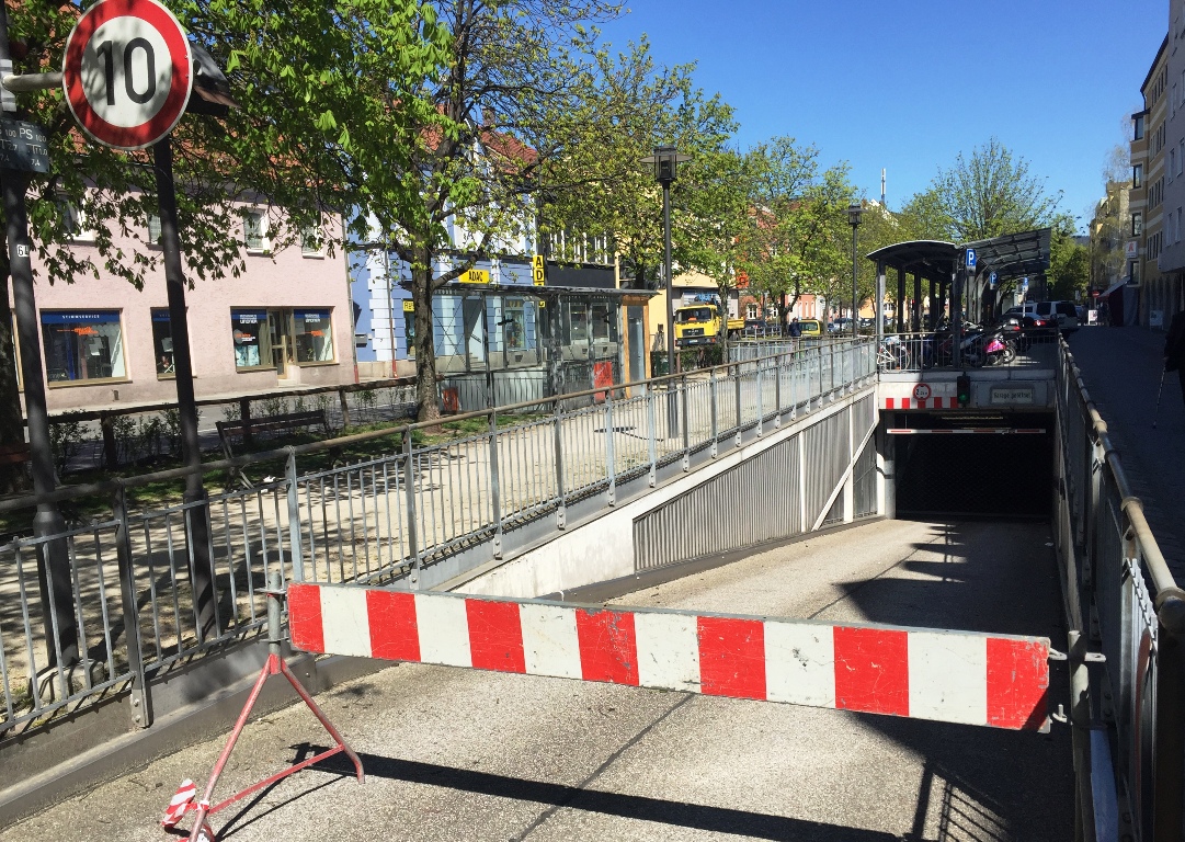 Autofahrer kracht in Allee-Tiefgarage: 25.000 Euro Schaden
