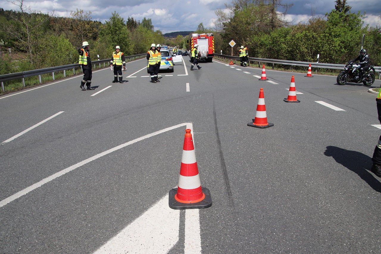 B299: Auto nimmt Vorfahrt – Motorradfahrer verletzt