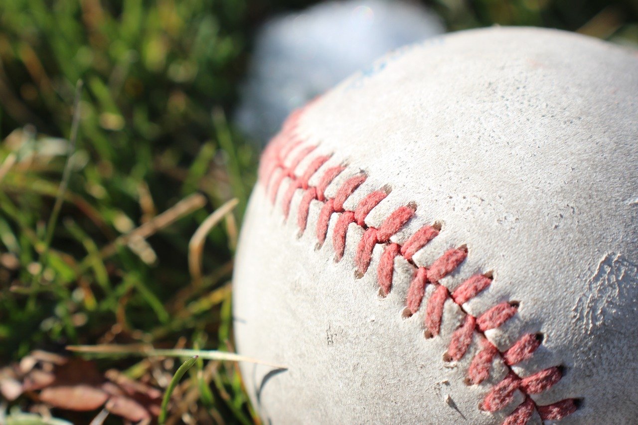 Kellnerin mit Baseball am Kopf getroffen