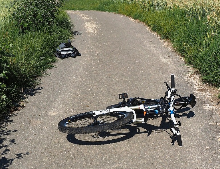 Fahrradfahrer gesucht: Auf Bocklradweg in Radfahrer gefahren