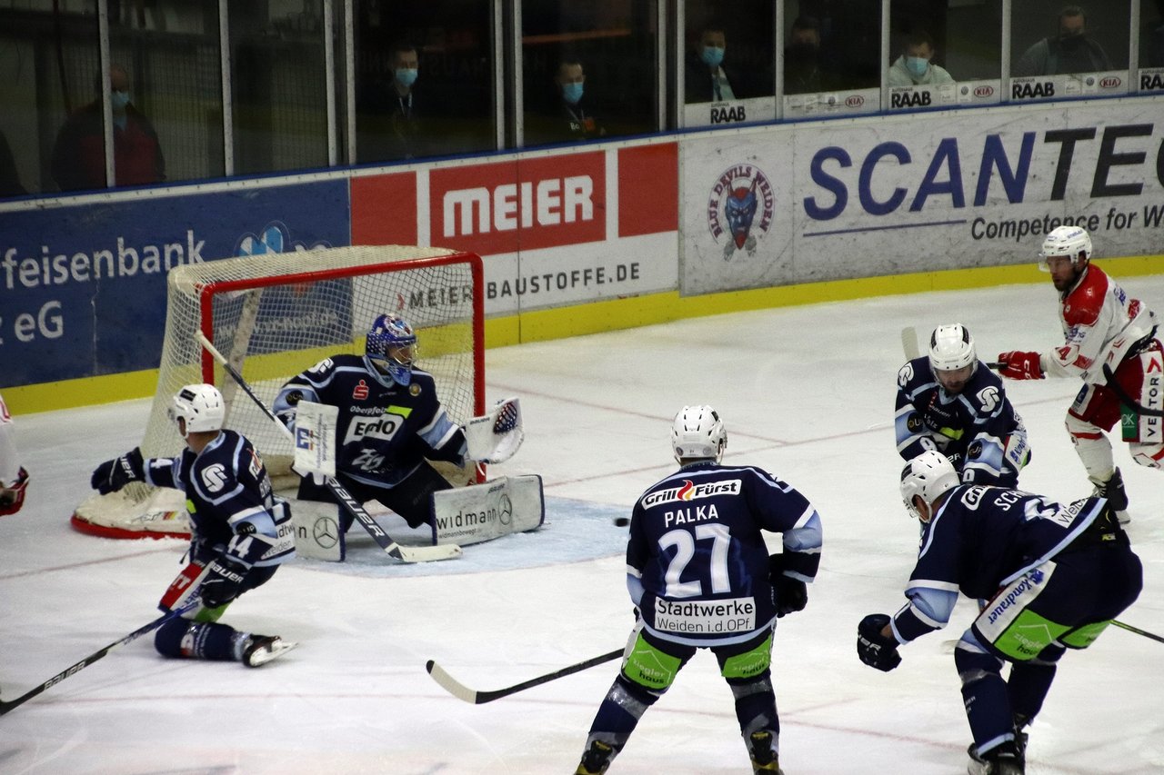 Derbysieg: Blue Devils ringen Eisbären im Penalty-Schießen nieder