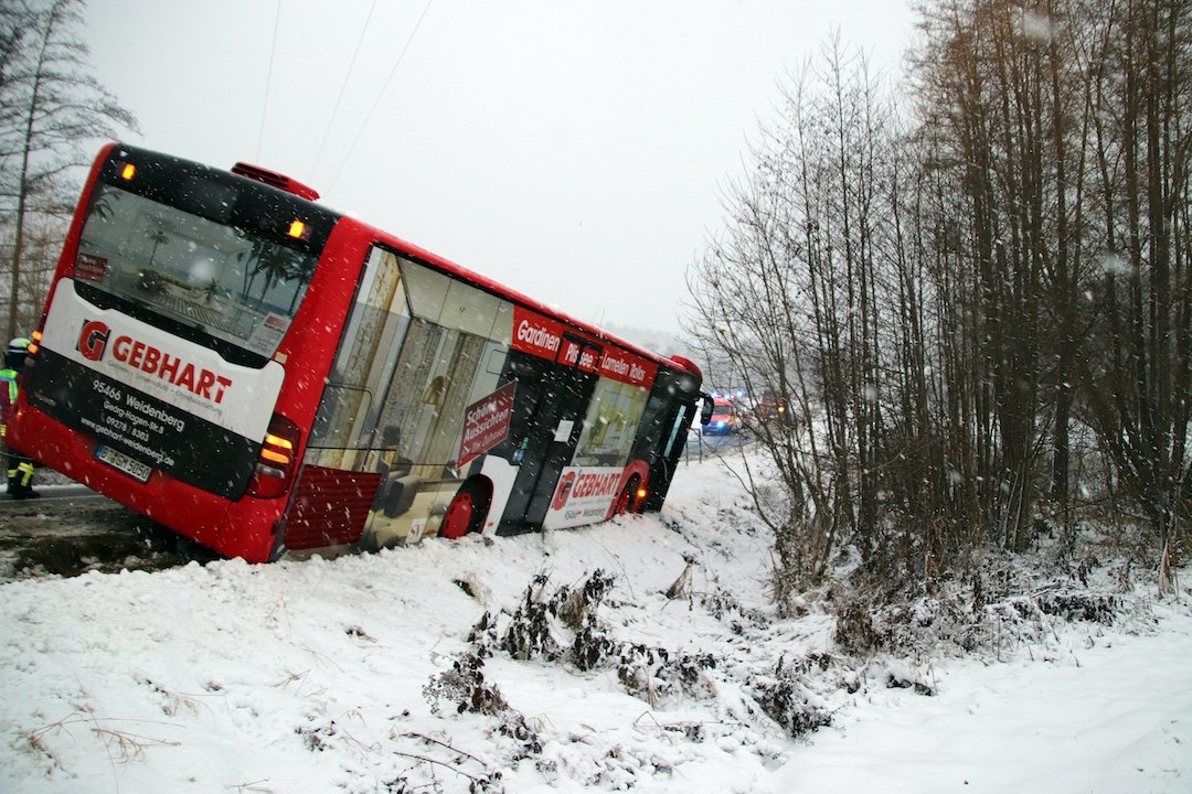 Plötzlicher Wintereinbruch: Gleich zwei Busunfälle