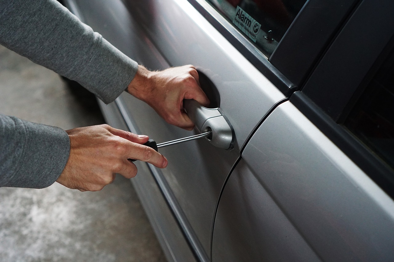 Mutwillig Auto verkratzt: 2.000 Euro Schaden