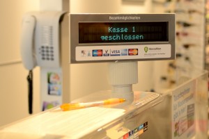 Während laufendem Geschäftsbetrieb: Dieb räumt Kasse leer