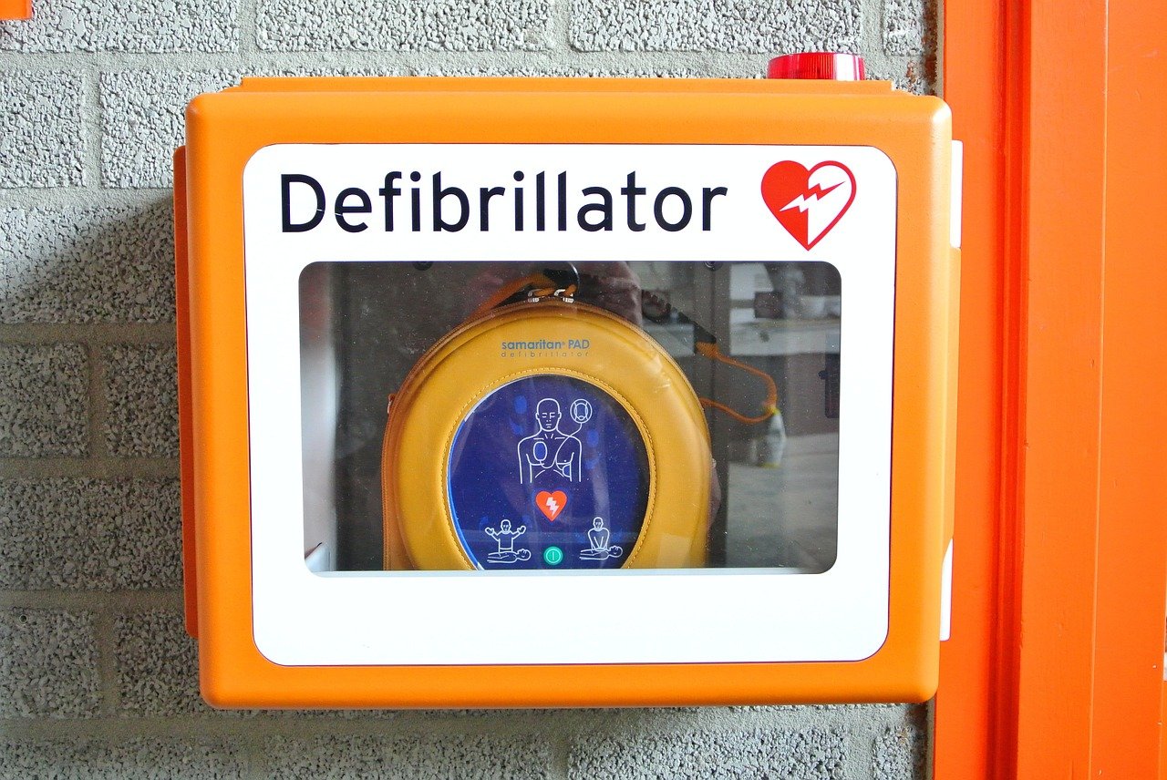 Unbekannte beschädigen Defibrillator-Notrufsäule