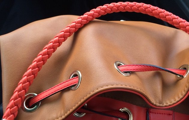 Dieb klaut Handtasche aus Einkaufswagen
