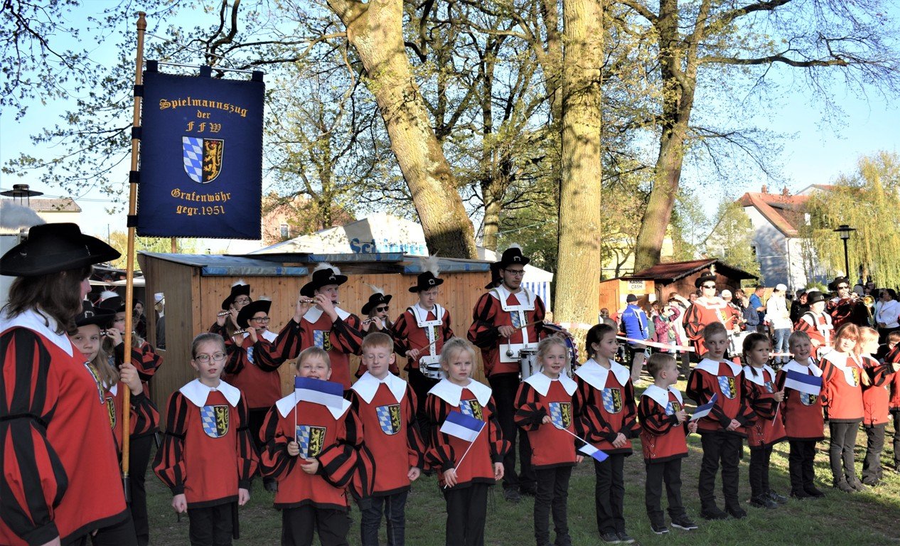 Erster Auftritt der „Zwerge“ in Uniform