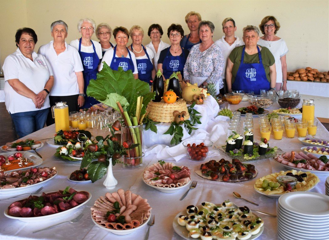 Katholischer Frauenbund zaubert Riesenbuffet für die Kommunionkinder
