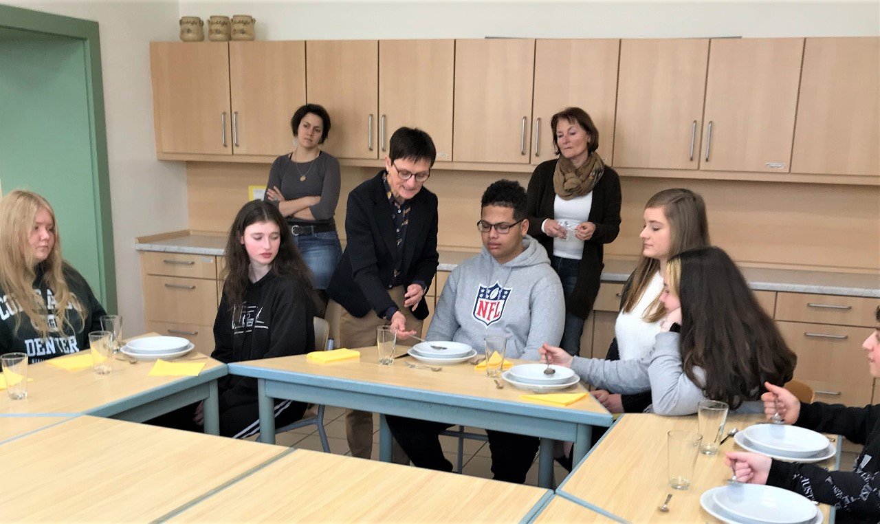 Mittelschule bringt Schülern gutes Benehmen bei
