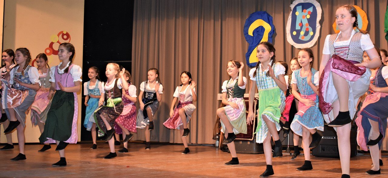 Showtänze und Liebeslied vom Pfarrer