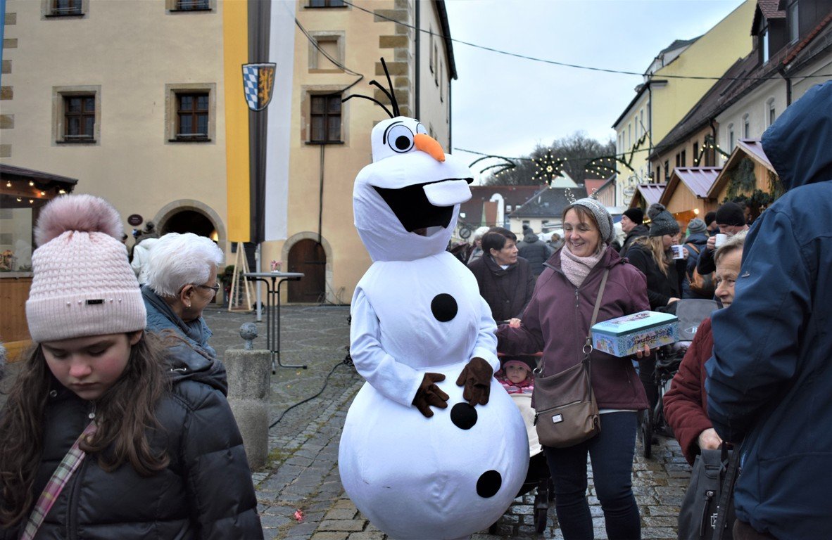 Christkind, Engel und Olaf beim Adventsmarkt