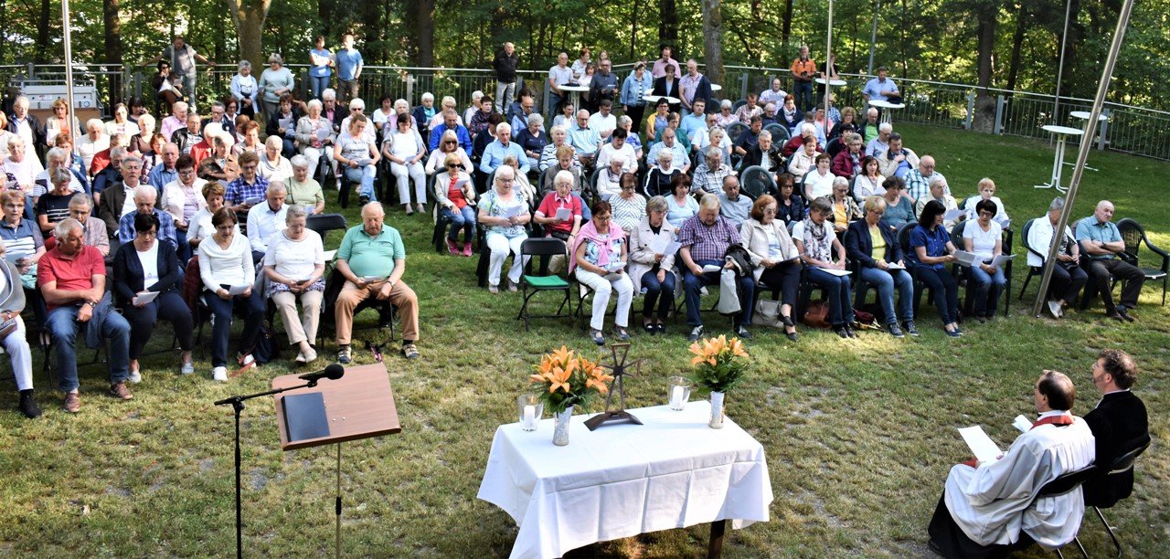 Ökumenischer Pfingstgottesdienst mit Agapemahl auf dem Schönberg