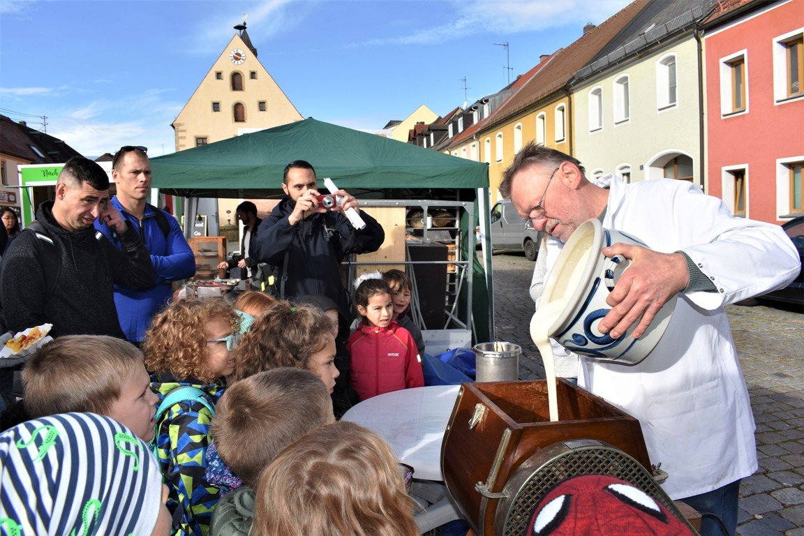 Beim Herbstfest am Wochenmarkt wird ausgebuttert
