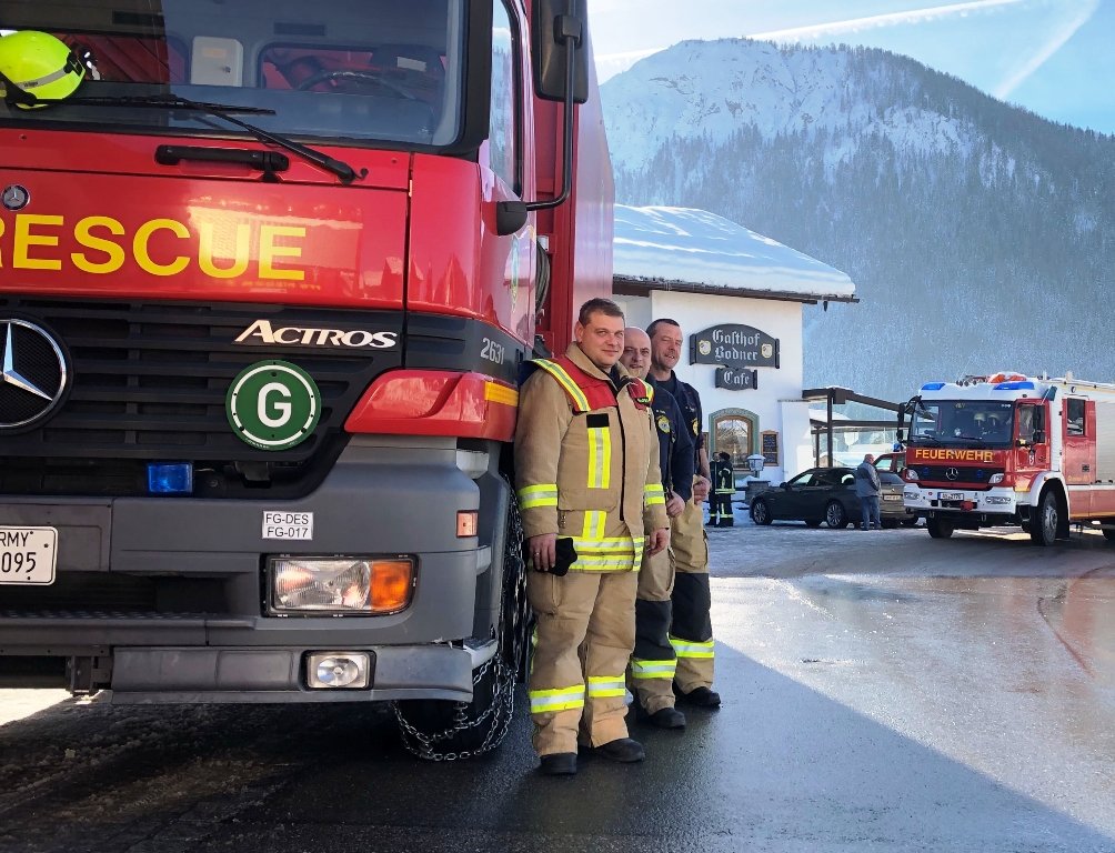 US-Armee unterstützt Hilfseinsatz: Firefighter beim Schneeschaufeln