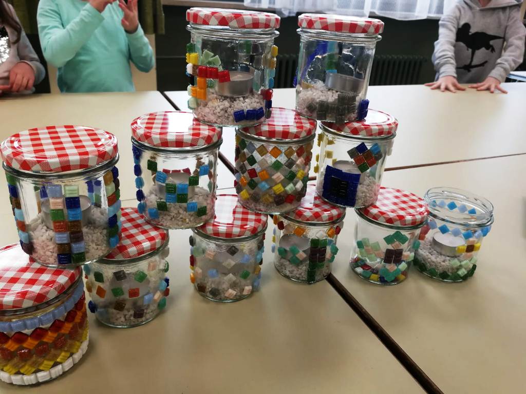 Frühling im Glas: Kinder basteln Windlichter
