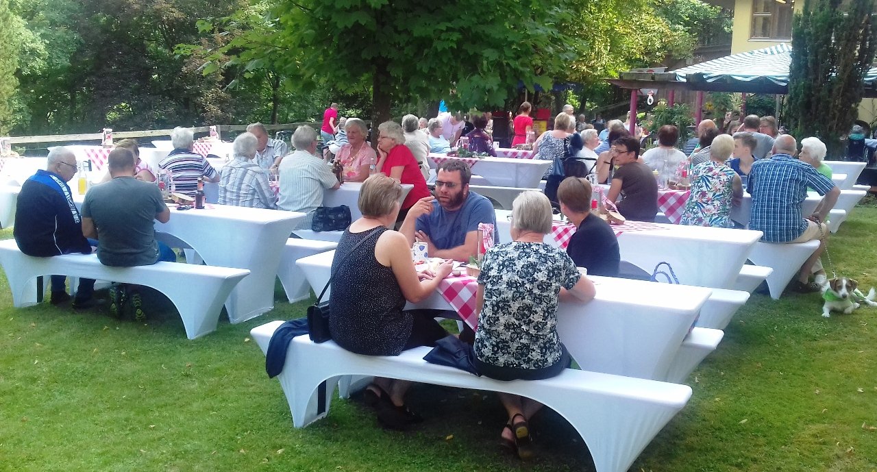 Jung und Alt beim AWO Weinfest