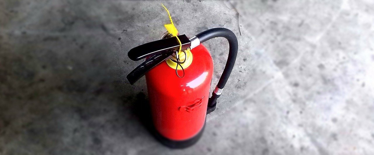 Feuerlöscher im Parkdeck geleert