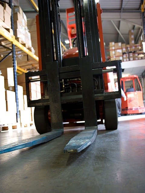 Zwischen Gabelstapler und Lkw eingeklemmt