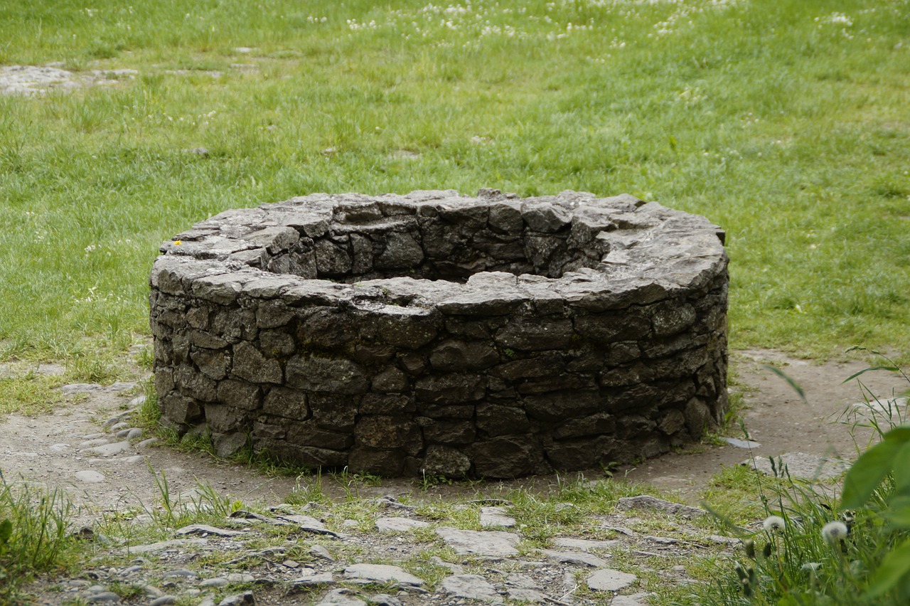 Mann bricht in Brunnen ein