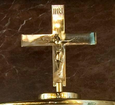 Diebe klauen goldenes Kreuz