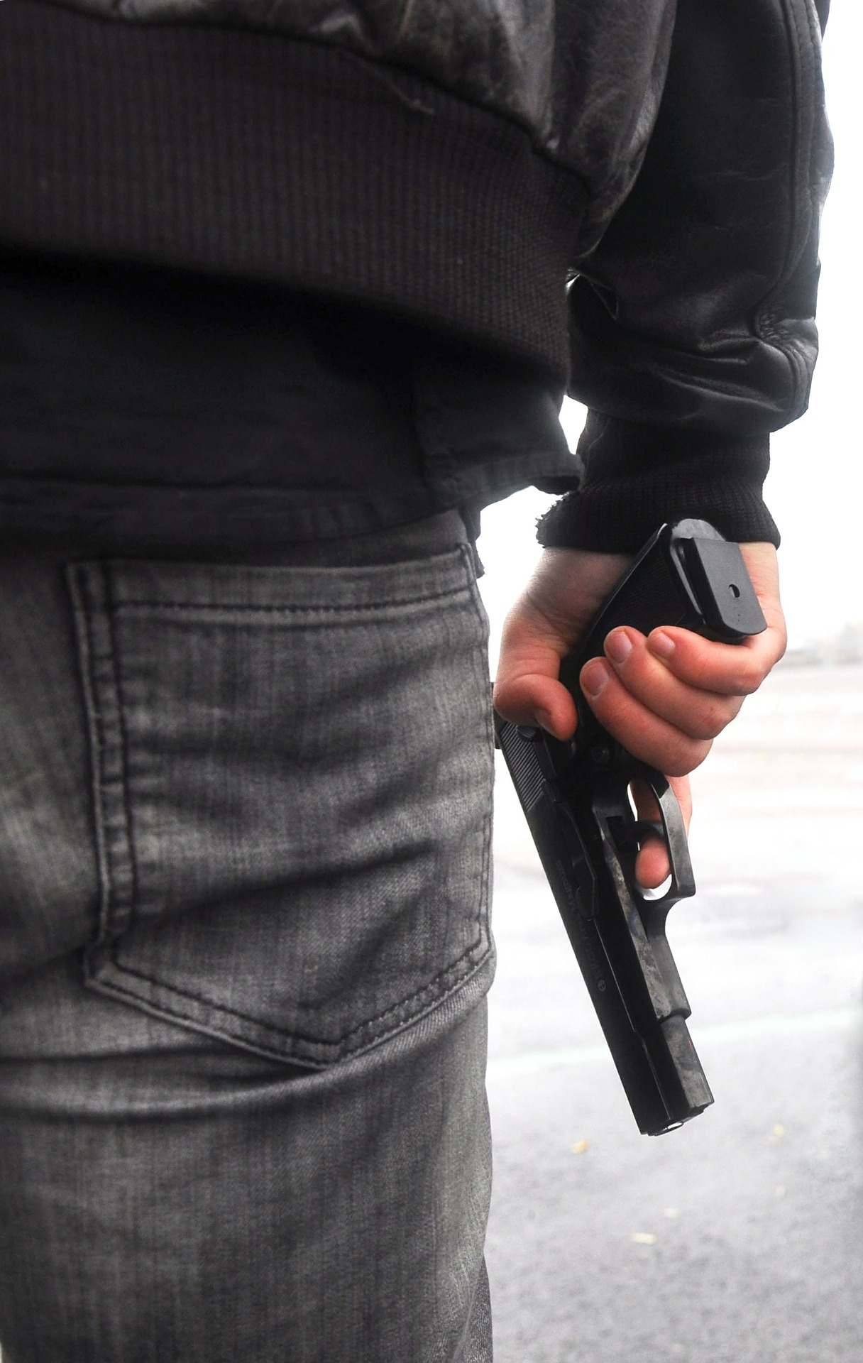 Junger Mann übt schießen im Wald