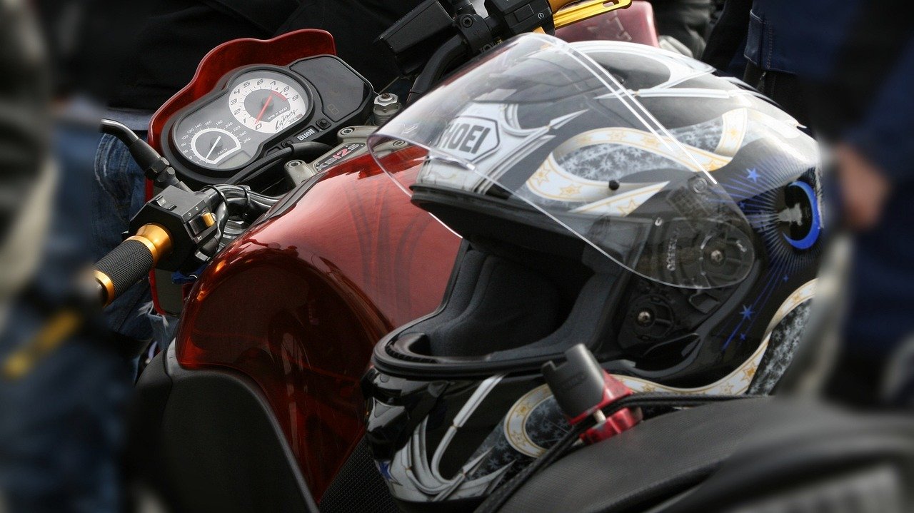 Mit Motorradhelm geschlagen