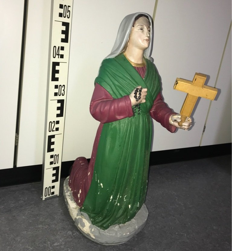 Heilige Bernadette mitten auf Feld