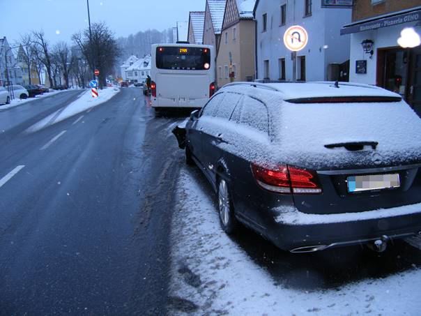 Linienbus prallt gegen abgestelltes Auto
