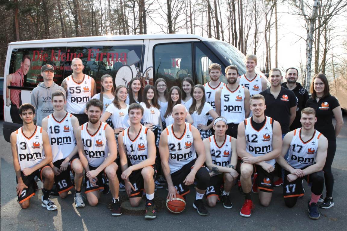 Tourbus für Basketballer der DJK