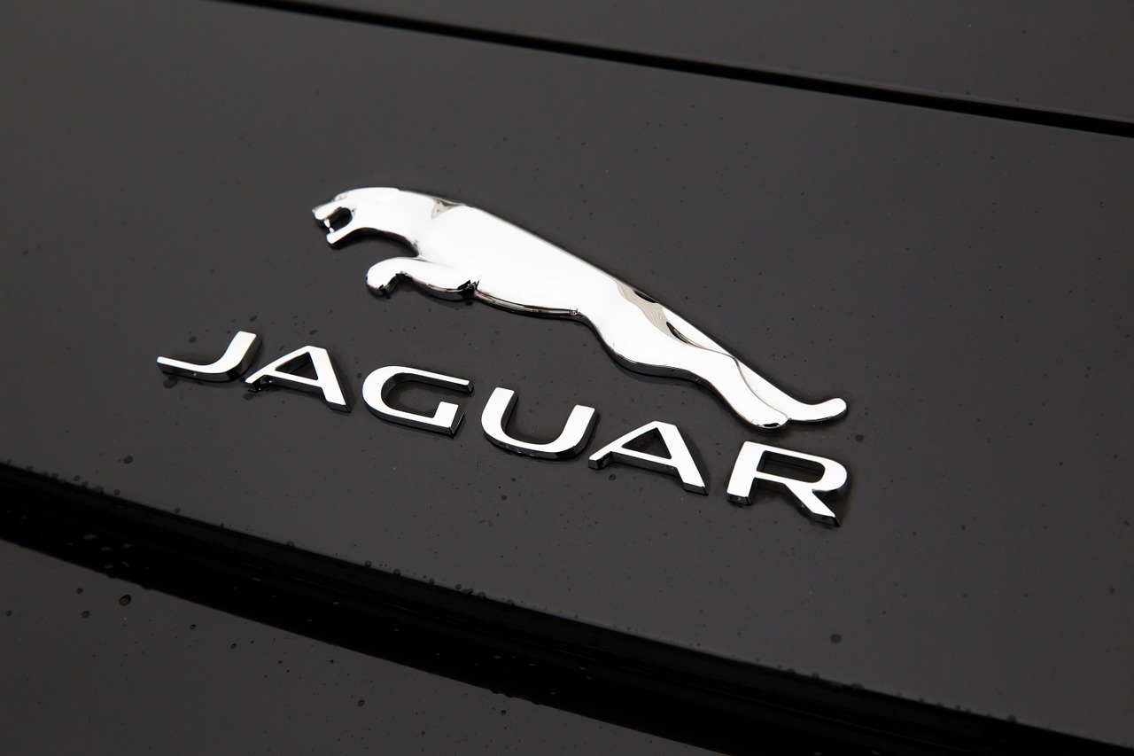 Jaguar-Fahrer fährt Radfahrerin an und verschwindet