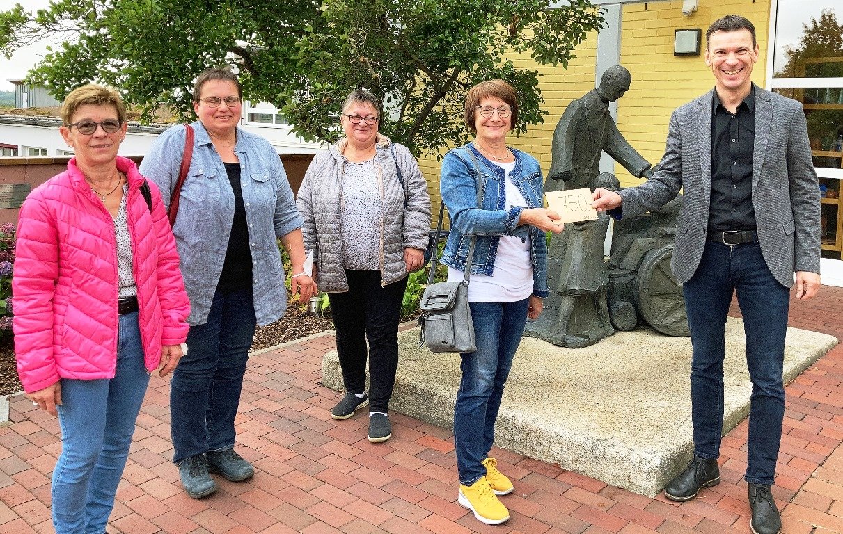 Kräuterbüschel helfen dem Heilpädagogischen Zentrum