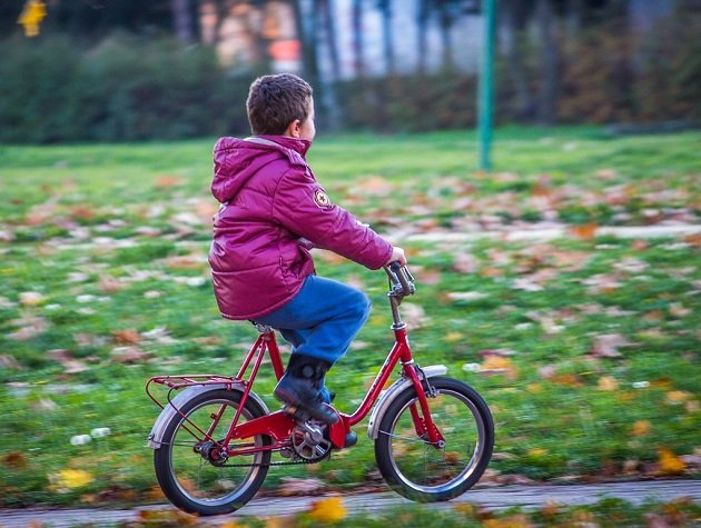 Nach Sturz mit dem Rad: Kind (9) schleudert auf Straße