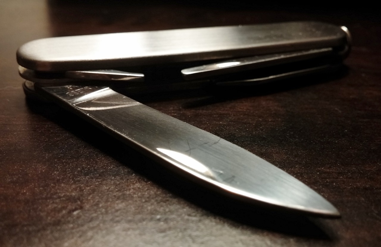 Verbotenes Springmesser in der Jackentasche