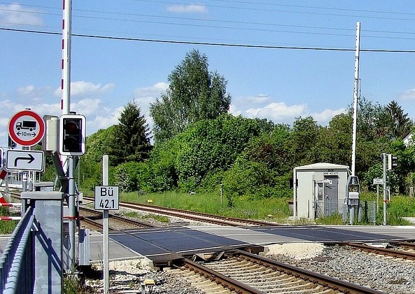 Traktor beinahe von Zug gerammt