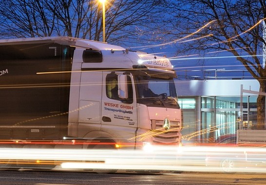Vorfahrt missachtet: LKW kracht in Auto