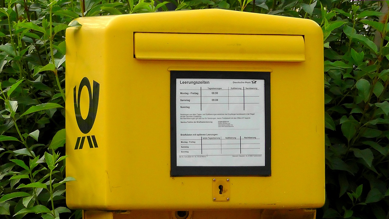 Da ging die Post ab: Unbekannter beschädigt Briefkasten